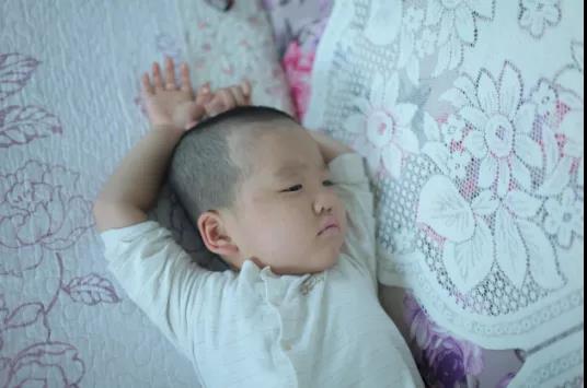 4岁男孩自己拔掉“生命之管”，母亲看了后偷偷哭泣