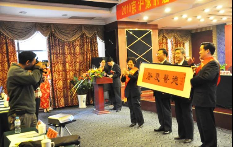 两张照片，揭示了一场跨越11年的医患之情