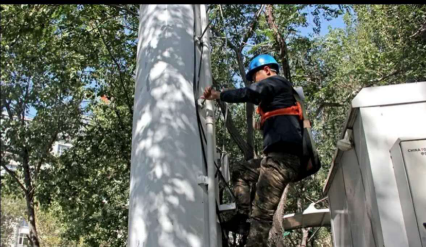 修塔工人顶40度气温高空作业险出意外，一天200不够血癌女儿药费