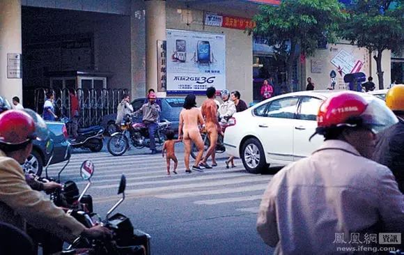 一家四口脱光上街，惨不堪言…知道真相的人眼泪掉下来！