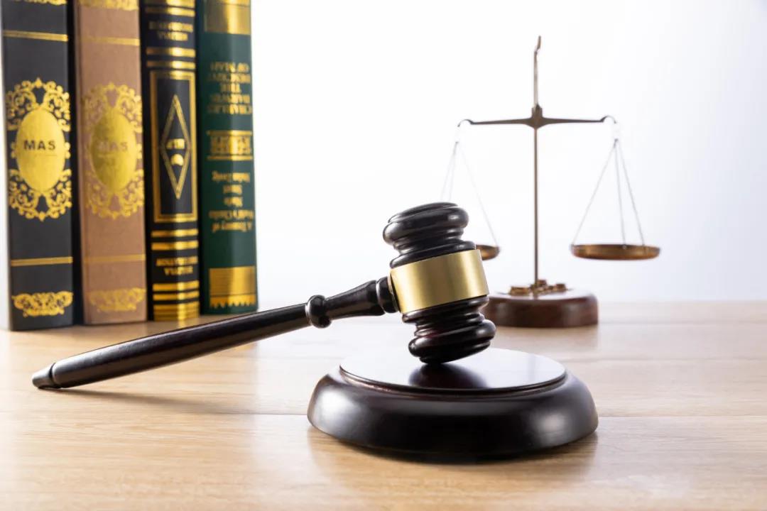 法官改动调解书金额与保险公司人员骗取理赔款，构成贪污罪！