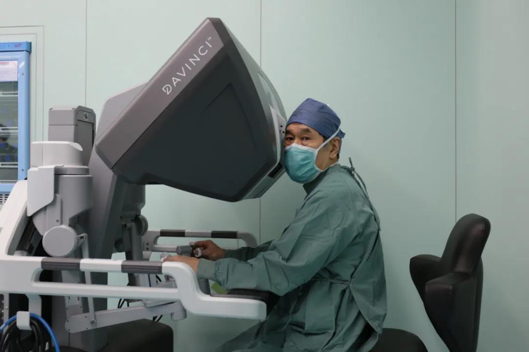 我科胸部微创手术迈入智能精准新时代  我科首例达芬奇机器人手术成功实施！