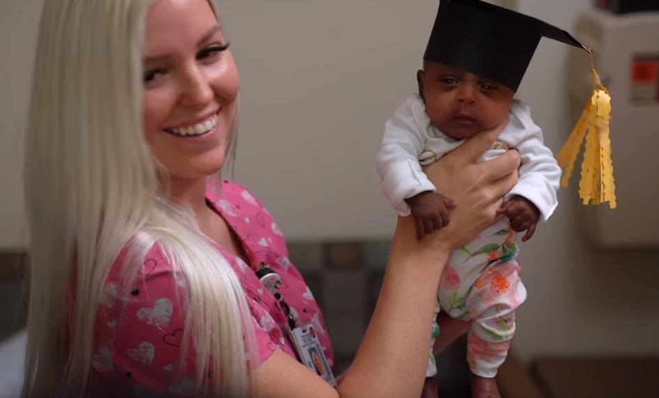 婴儿出院 婴儿出院