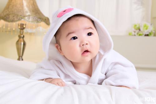 宝宝的单双眼皮由谁决定